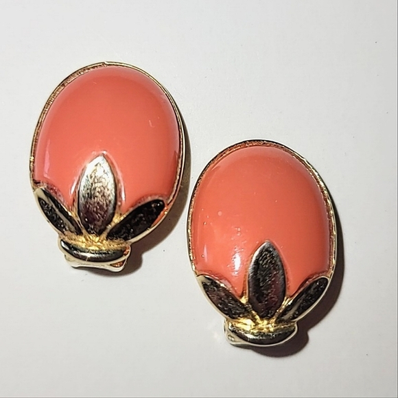 CROWN TRIFARI FAUX CORAL CLIP EARRINGS - Picture 2 of 8